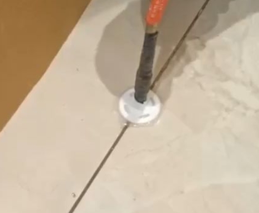 湘桥瓷砖空鼓维修公司专业解答瓷砖在铺贴过程中，如果没有涂抹均匀到位的粘结材料（如水泥砂浆或瓷砖胶），可能会导致以下问题